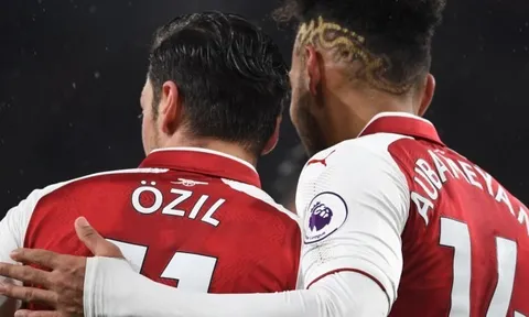 Bị Arteta thải loại, Ozil nhận thông điệp khó quên từ Aubameyang