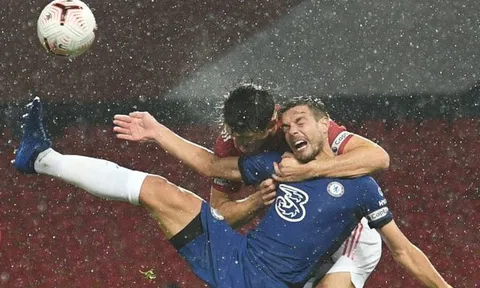 Bị "cướp" mất 1 quả penalty, Lampard nóng mặt lên án tổ VAR