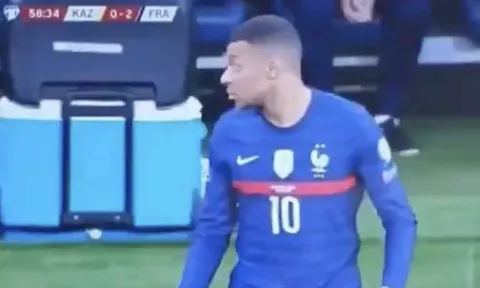 Bị đồng đội ngó lơ, Mbappe trố mắt nhìn