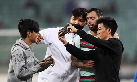 Bị fan vây quanh, Fernandes sốc với hành động của nhân viên an ninh