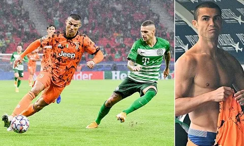 Bị kèm quá chặt, Ronaldo bực bội từ chối đổi áo