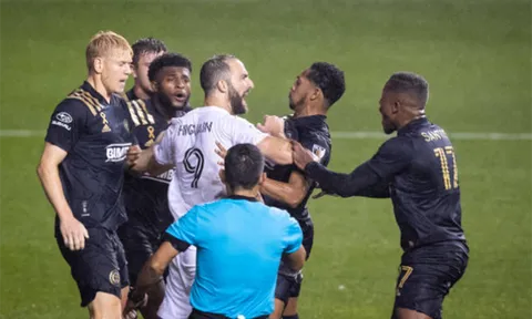 Bị khiêu khích, Higuain suýt "động thủ" trong ngày ra mắt đội bóng của Beckham