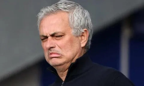 Bị sa thải, Mourinho ở lại hơn 4 tiếng làm 1 điều với các cầu thủ Tottenham