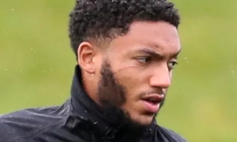 Bị Sterling "cay cú", sao Liverpool thành "gã mặt sẹo"