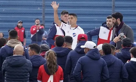 'Biển người' chào đón Luis Suarez