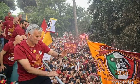 Biểu cảm của Jose Mourinho khi được biển người ở Rome chào đón