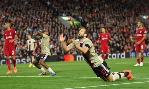 Cựu sao M.U bỏ lỡ khó tin trước Liverpool