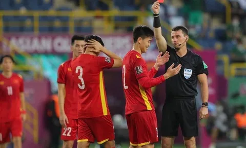 BLV Quang Huy thốt lên 3 từ về thẻ đỏ của Duy Mạnh