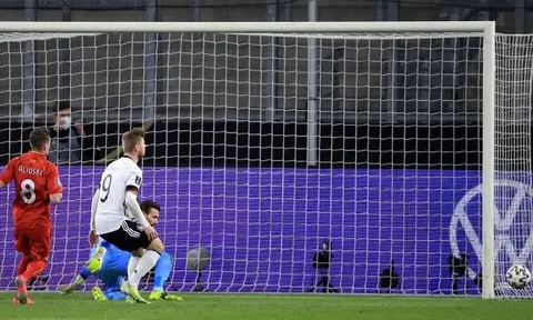 Bỏ lỡ không tưởng, Timo Werner bị chính Joachim Low chỉ trích