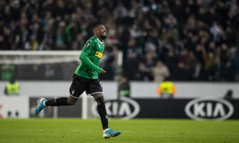 Bỏ "mục tiêu 50 triệu" của MU, "hậu duệ" huyền thoại cũng giúp Gladbach bay cao