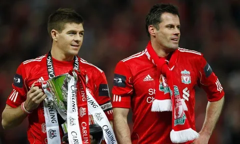 Bỏ qua Steven Gerrard, Jamie Carragher chọn ra tiền vệ vĩ đại nhất