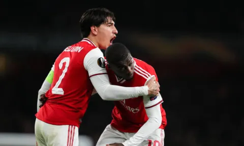"Bom tấn" thăng hoa, Arsenal ngược dòng đầy kịch tính trước Vitoria