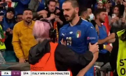 Bonucci bị bảo vệ đuổi khỏi sân vì lầm tưởng là... cổ động viên
