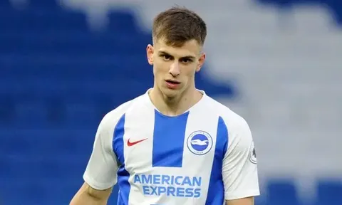 Brighton chia tay tiền vệ 22 tuổi trước khi mùa giải kết thúc