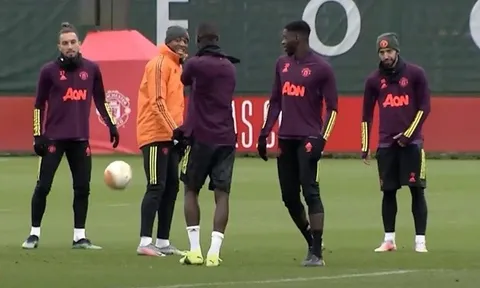 Bruno cười trừ khi Bailly ném bóng 'dằn mặt' Martial