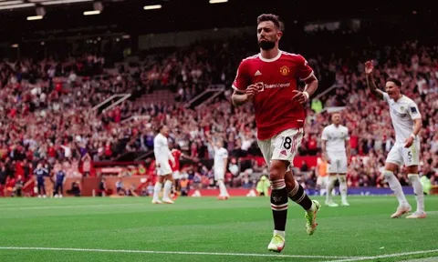 Bruno Fernandes thoát việt vị để lập hat-trick, Wright chỉ ra 1 điều