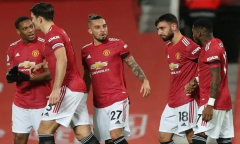 Bruno "va chạm" với 2 đồng đội Man Utd vì lý do khó tin