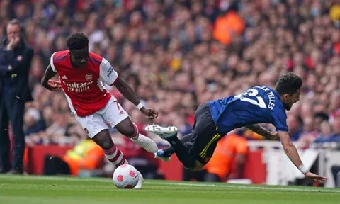 Bukayo Saka bón hành cho Alex Telles như thế nào?