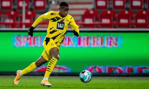 Bundesliga đã thấy sự đáng sợ của "thần đồng" viết lịch sử tại Borussia Dortmund?