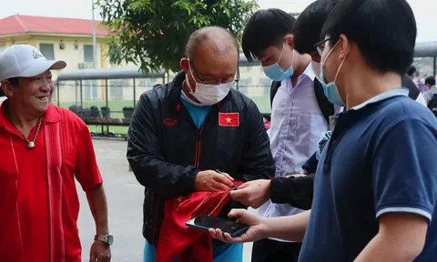 Buổi tập của U23 Việt Nam thu hút người hâm mộ Phú Thọ
