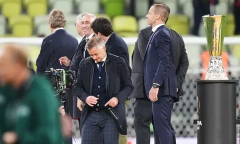 Cái cúi đầu của Solskjaer và câu chuyện niềm tin ở Man Utd