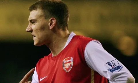 Cãi lộn từ sân vào phòng thay đồ, Bendtner "thật sự không ưa" 1 sao Arsenal