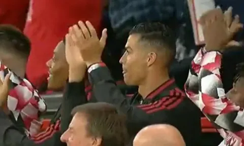 Cái vỗ tay của Ronaldo mở ra kỷ nguyên Ten Hag ở MU