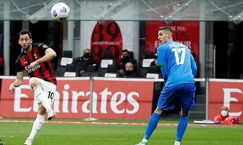 Calhanoglu có siêu phẩm, AC Milan vẫn trắng tay trước Sassuolo