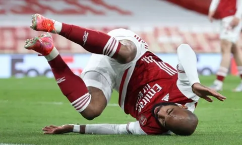 Cầm vàng lại để vàng rơi, Arsenal ôm hận tại Emirates
