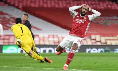 NHM Arsenal choáng váng với pha bỏ lỡ không thể tin nổi của Lacazette