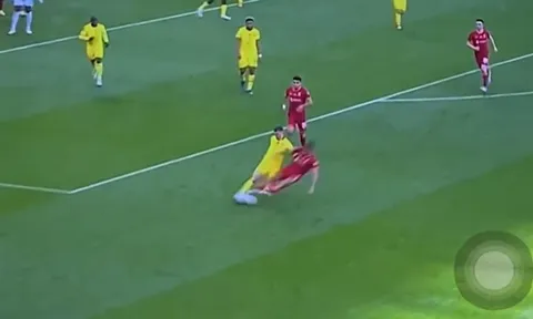 Cận cảnh pha phi thẳng 2 chân của Thiago vào Mason Mount