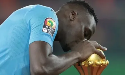 Cản phá penalty thành công, Mendy bày tỏ cảm xúc