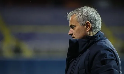 Tottenham thua sốc, dàn sao bị tố có ý 'tạo phản' với Mourinho?