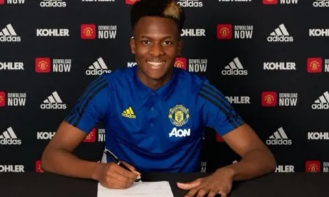CHÍNH THỨC: Sao trẻ ký hợp đồng đầu tiên với Man Utd