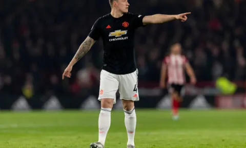 Thi đấu 45 phút, Phil Jones đem đến hình ảnh "mâu thuẫn"