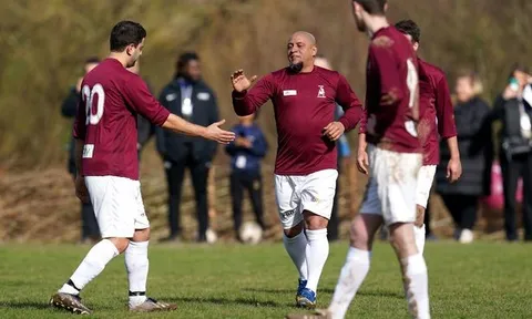 Roberto Carlos trở lại và ghi bàn ấn tượng ở tuổi 48