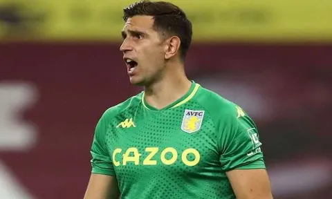 Carragher chỉ ra thủ môn hay hơn cả Ederson lẫn Mendy
