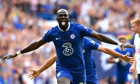 Carragher choáng váng với khả năng dứt điểm của Koulibaly