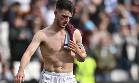 Carragher khuyên Declan Rice không gia nhập Man United