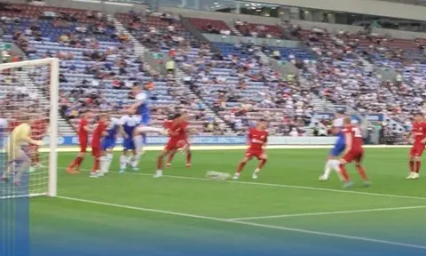 Carragher xem con trai ghi bàn hạ Liverpool 6-0