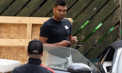 Casemiro gây chú ý với 2 hình ảnh tại Manchester