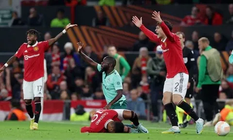 Casemiro nằm sân, Dalot và Lindelof gay gắt