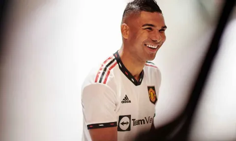 Casemiro tươi như hoa trong 3 áo đấu Man Utd