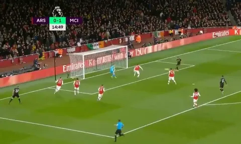 'Arsenal có những hậu vệ thật sự tệ hại'