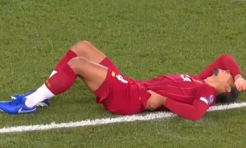 'Van Dijk đã ngã xuống ngay trước mặt trọng tài'