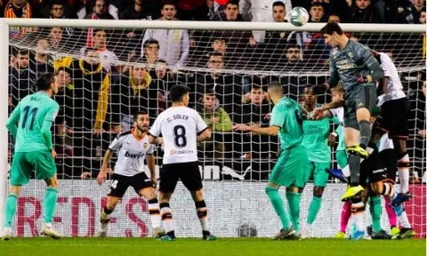 Làm điều kỳ diệu, Courtois vẫn bị một người gác đền lu mờ