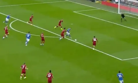 Nhìn kìa Liverpool! Có một Van Dijk "xa lạ" ở mùa giải năm nay