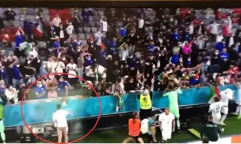 Phấn khích tột độ, sao tuyển Ý cởi quần tặng fan