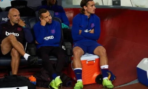 Đây, phản ứng của Griezmann khi bị "nhốt" lên ghế dự bị