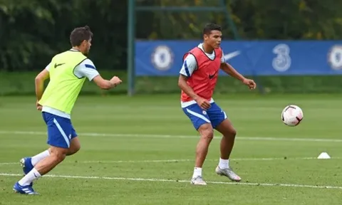 Thấy Varane ngã, Alba tiến tới làm hành động khiến fan Real "sôi máu"